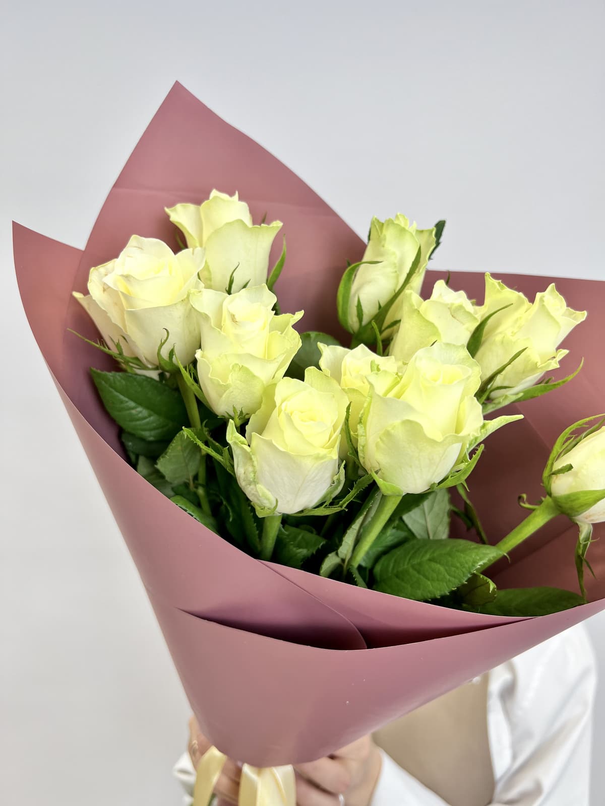 Красочный букет из 11 белых роз стандарт 50 см в оформлении