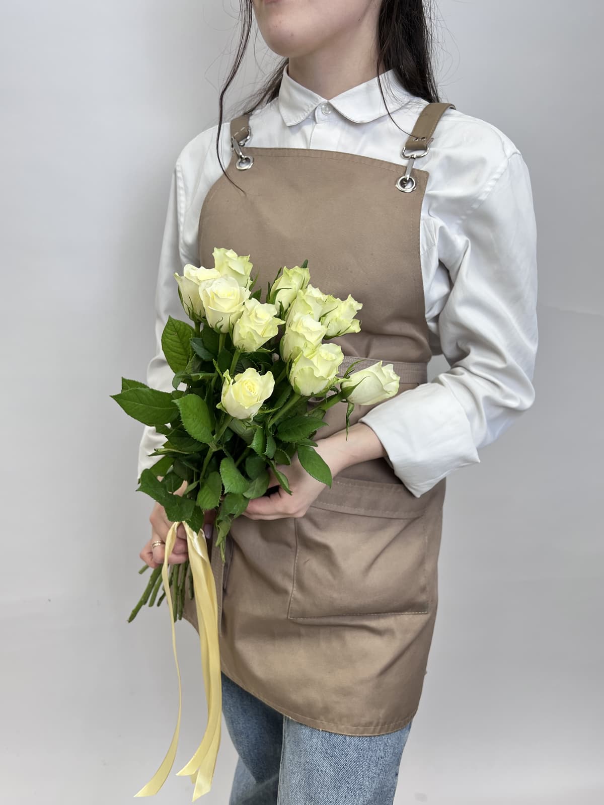 Оригинальный букет из 11 белых роз стандарт 50 см