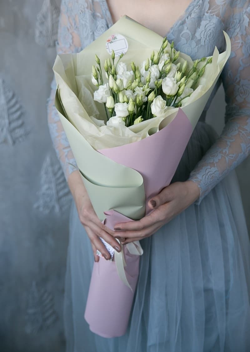 Нежный букет из 11 Эустом в матовой бумаге