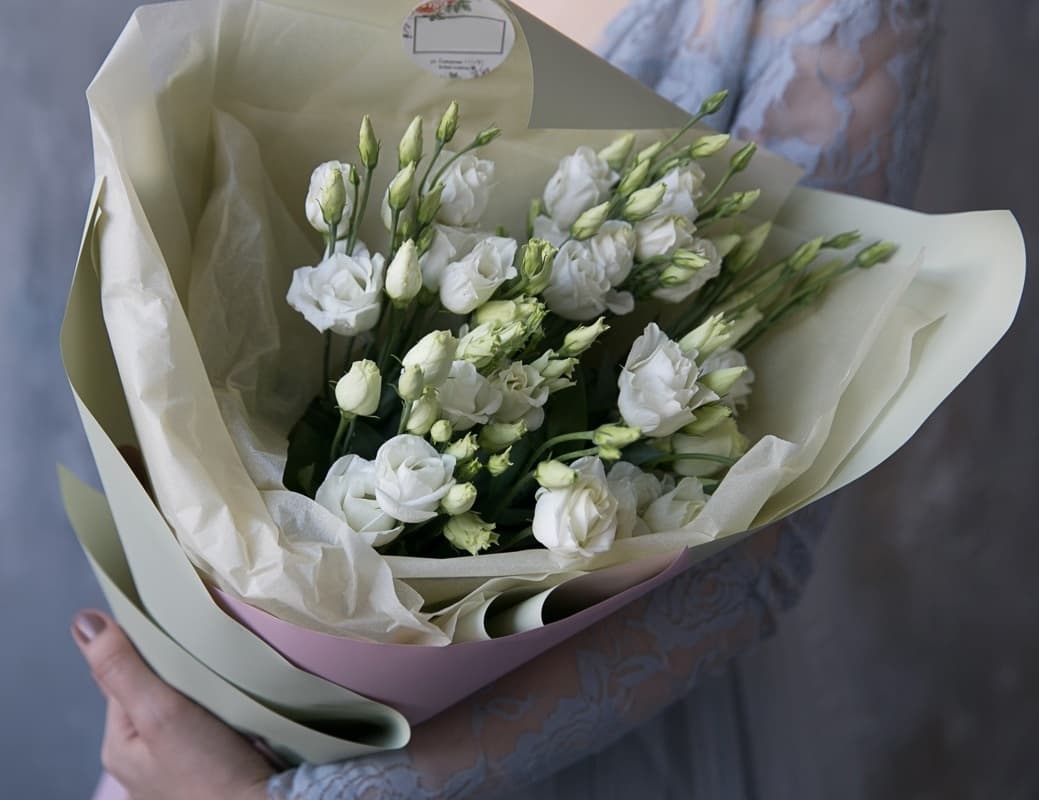 Нежный букет из 11 Эустом в матовой бумаге