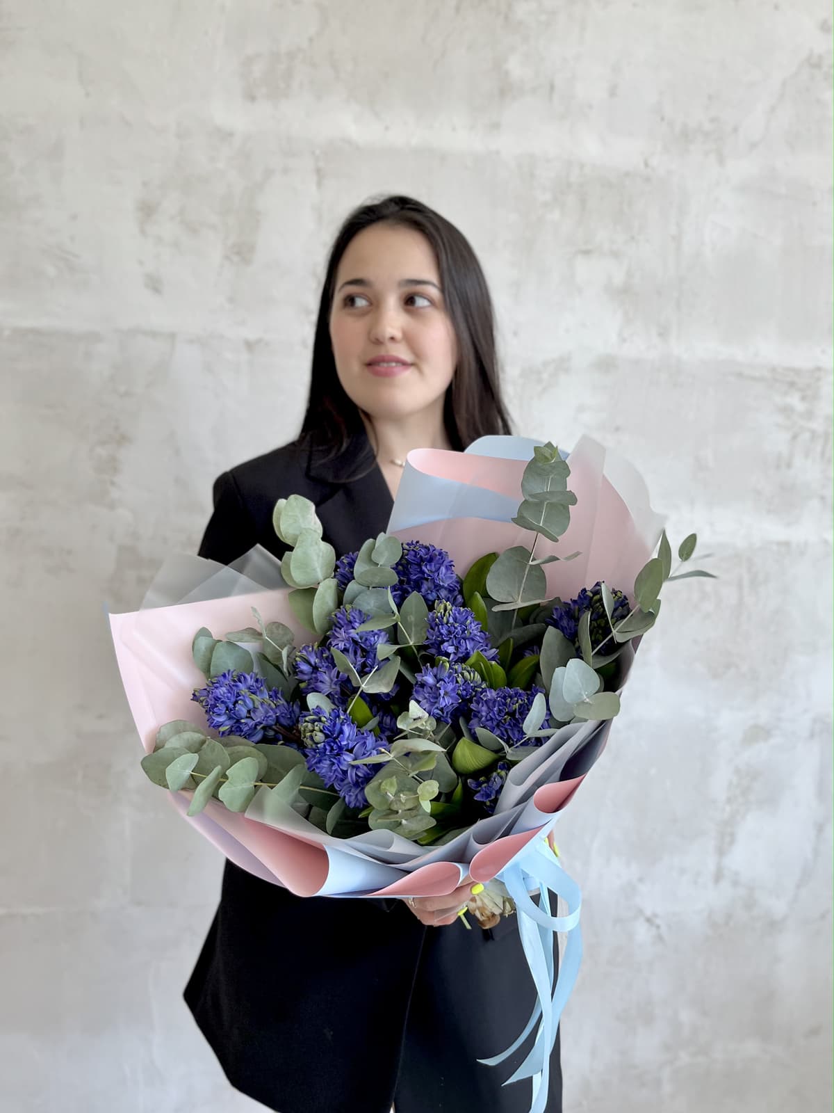 Букет из 11 гиацинтов с Эвкалиптом