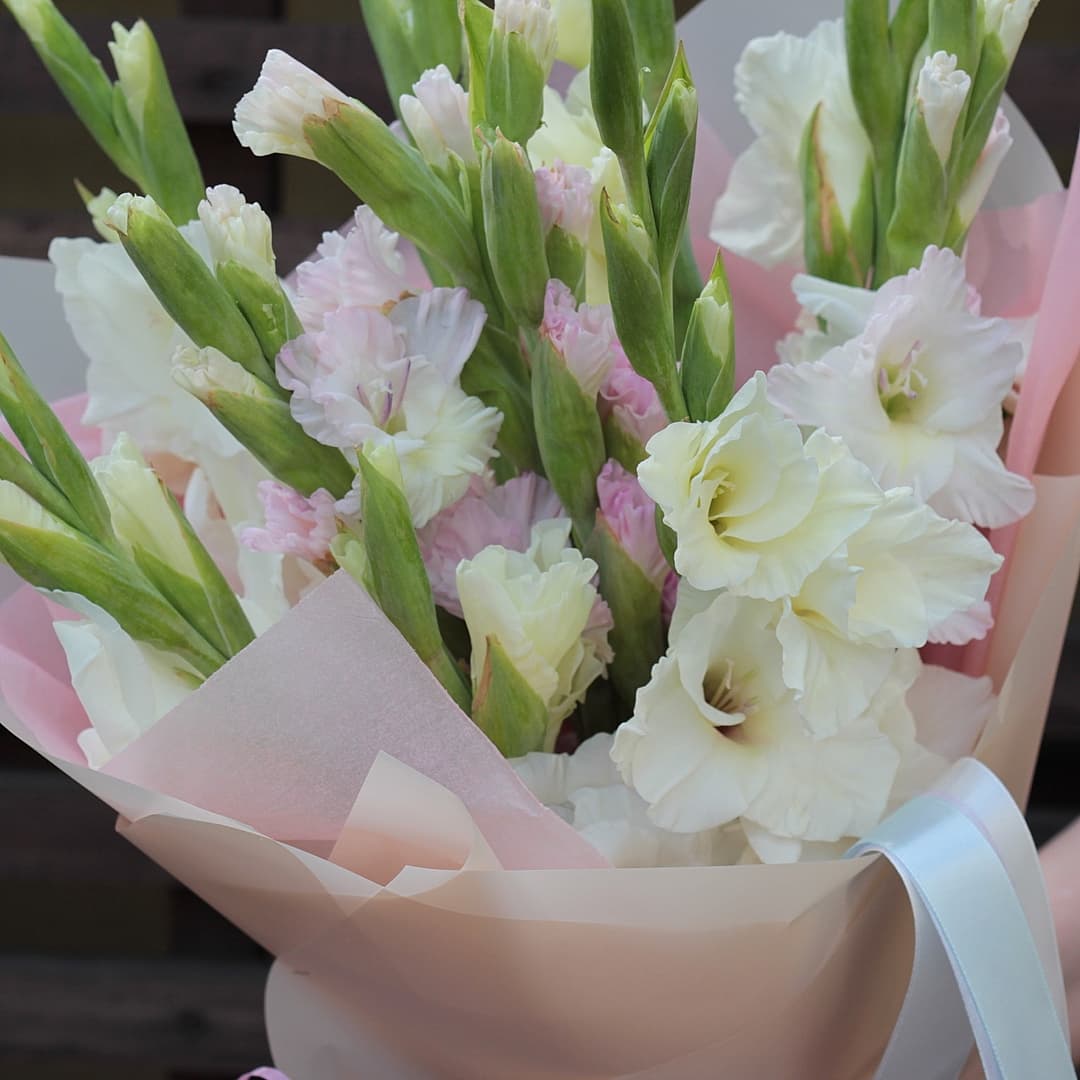 Букет из 11 Гладиолусов в матовой бумаге Уфа