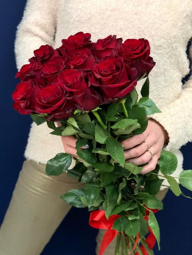 Красочный букет из 11 красных роз Эквадор 50 см Красочный букет из 11 красных роз Эквадор 50 см