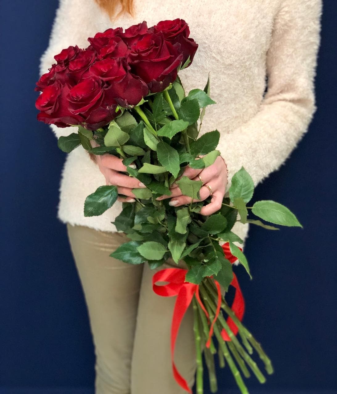 Красочный букет из 11 красных роз Эквадор 50 см