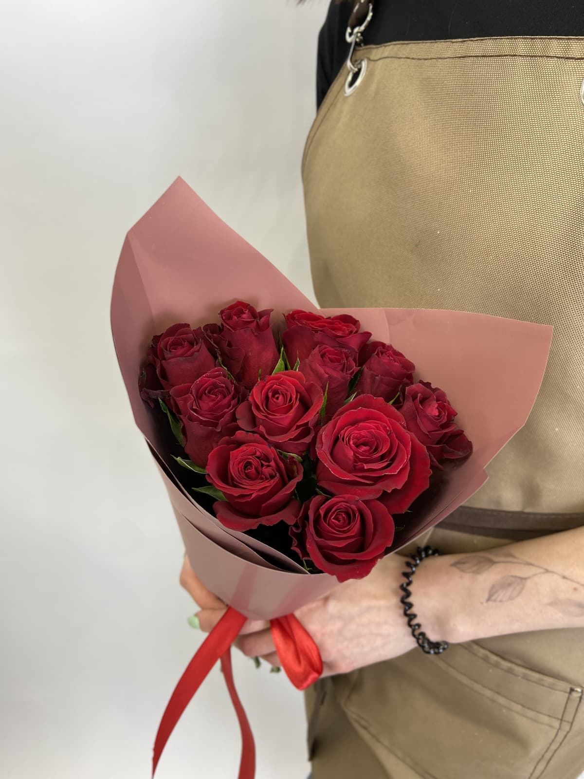 Красочный букет из 11 красных роз Кения 35-40 см в матовой бумаге