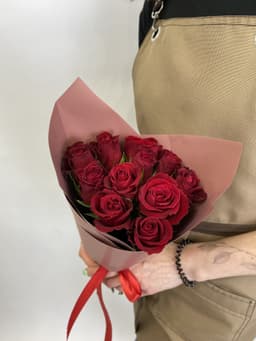 Красочный букет из 11 красных роз Кения 35-40см в матовом