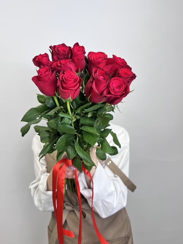 Стильный букет из 11 красных роз стандарт 50 см Стильный букет из 11 красных роз стандарт 50 см