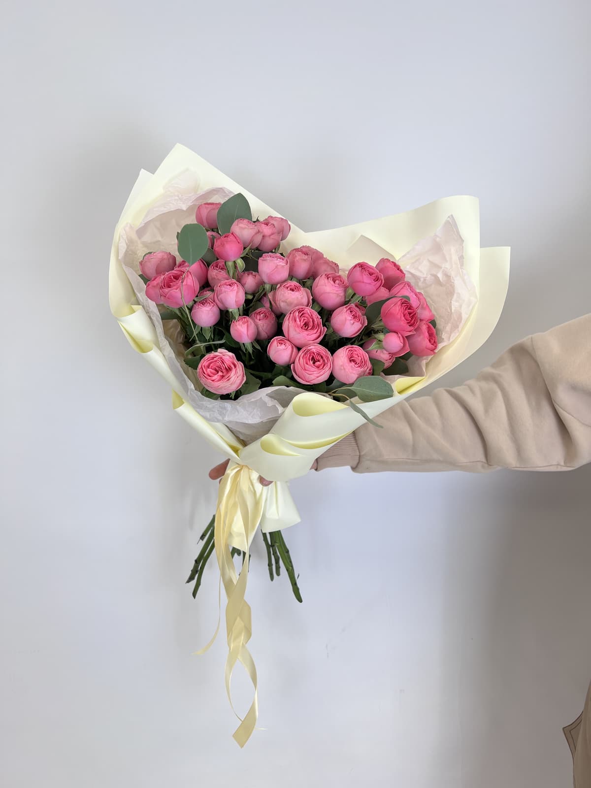 Букет из 11 Кустовых пионовидных Роз Giselle с Эвкалиптом