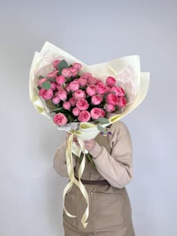 Букет из 11 Кустовых пионовидных Роз «Жизель» с Эвкалиптом