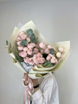 Свежий букет из 11 пионовидных кустовых роз Mansfield Park с эвкалиптом