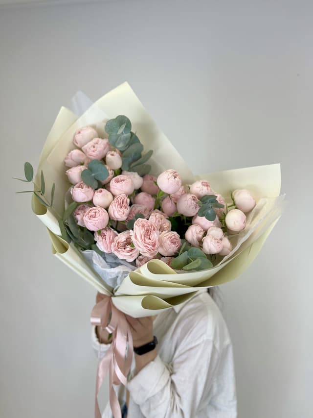 Свежий букет из 11 пионовидных кустовых роз Mansfield Park с эвкалиптом Свежий букет из 11 пионовидных кустовых роз Mansfield Park с эвкалиптом