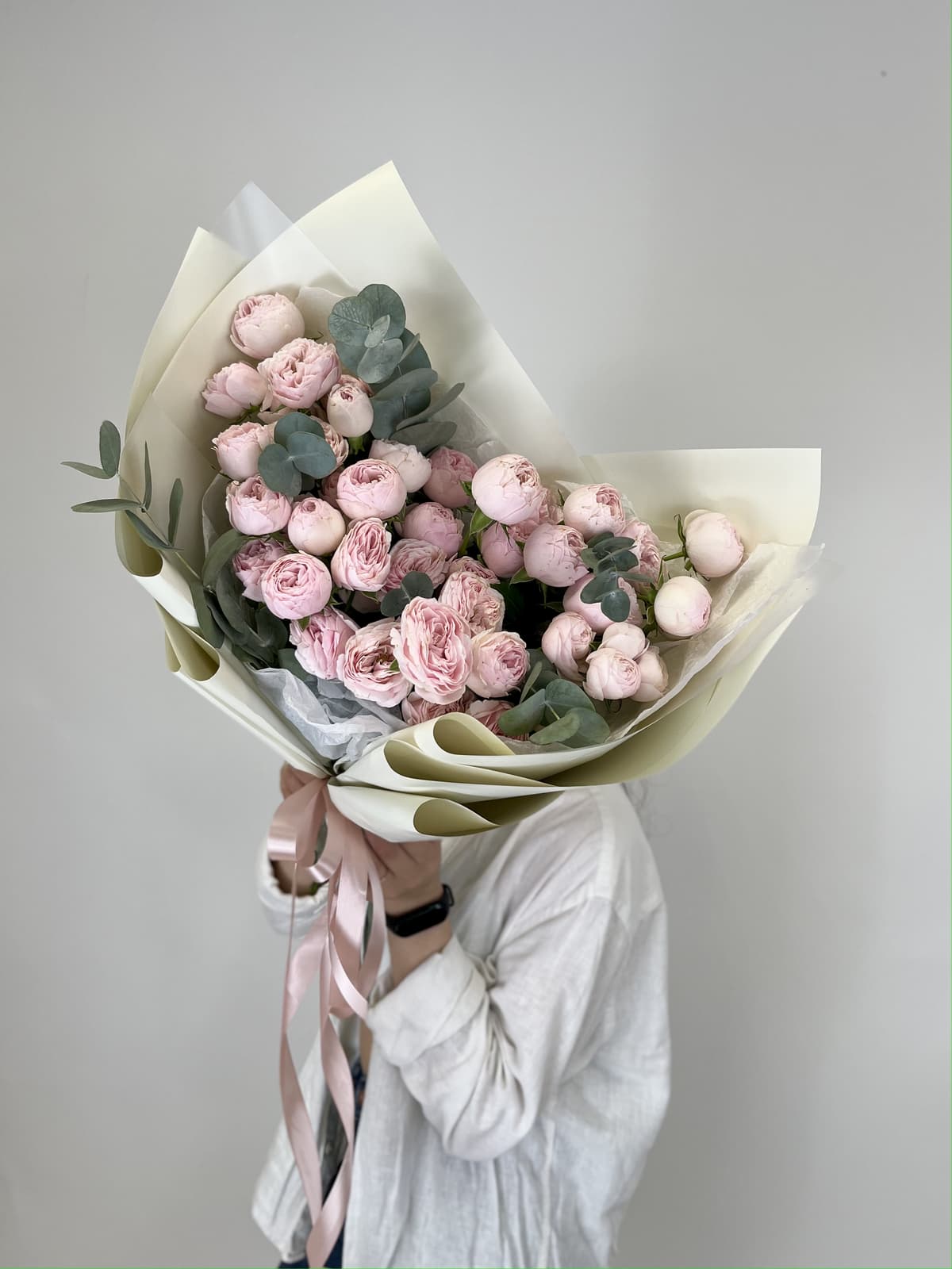 Свежий букет из 11 пионовидных кустовых роз Mansfield Park с эвкалиптом