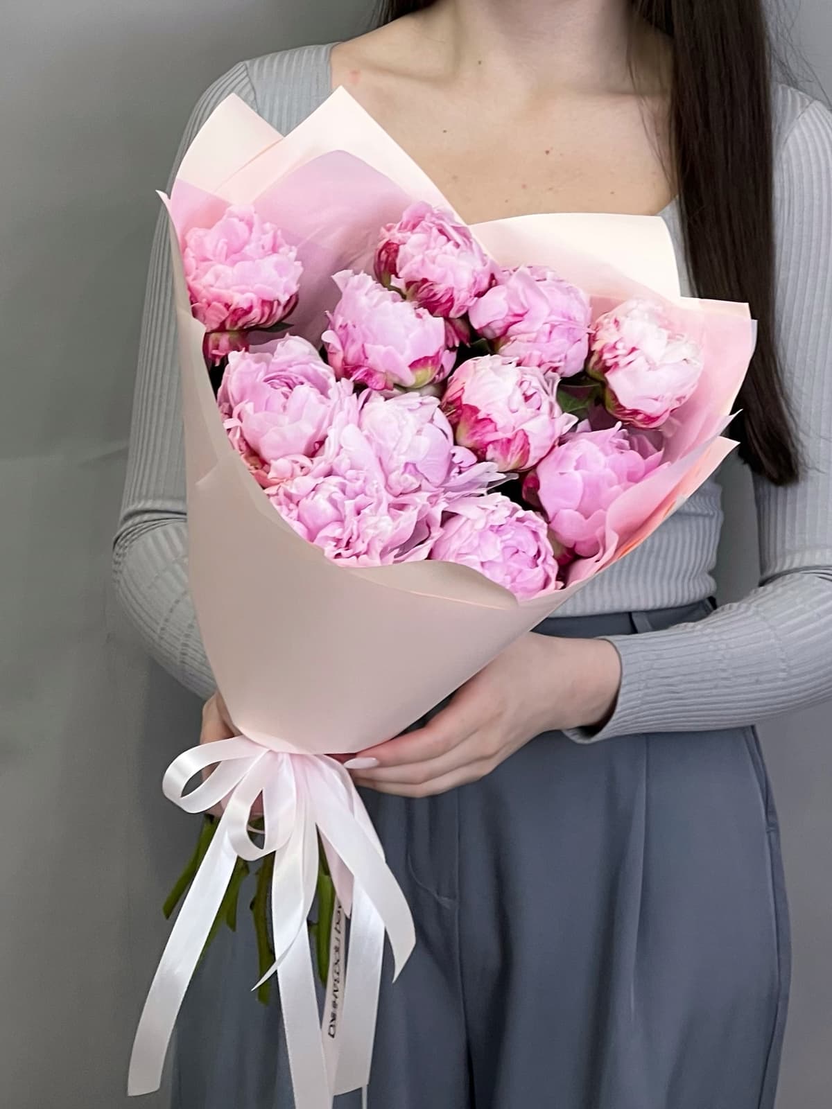 Букет из 11 нежно розовых пионов Sara Bernard