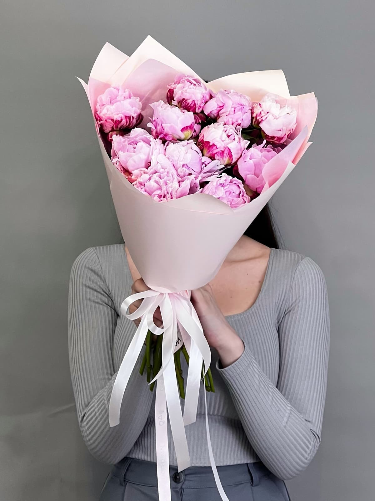 Букет из 11 нежно розовых пионов "Сара Бернар"