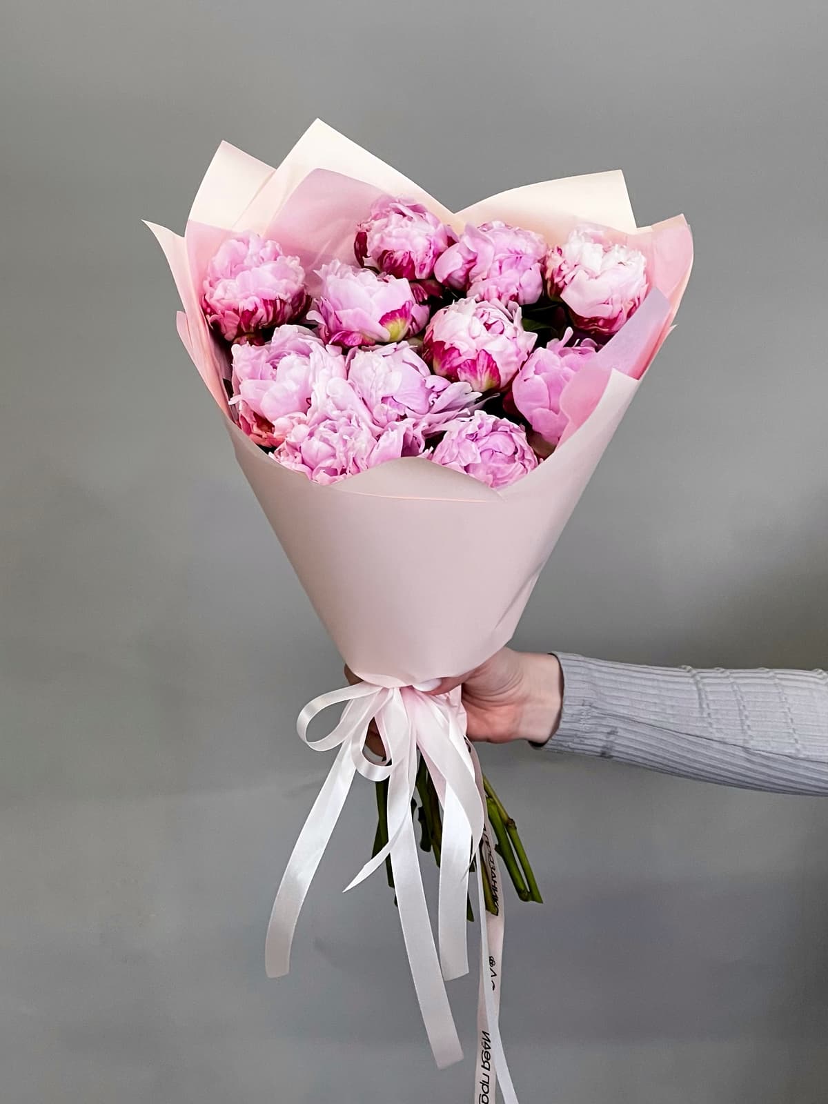 Букет из 11 нежно розовых пионов "Сара Бернар"