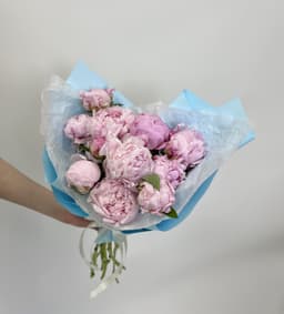 Праздничный букет из 11 Пионов Sara Bernard