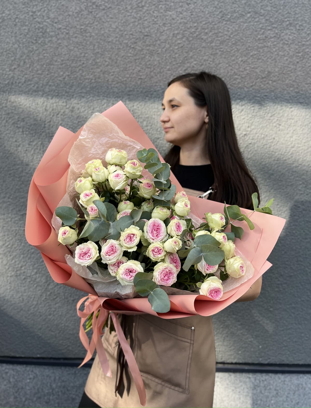 Свежий букет из 11 пионовидных кустовых роз Gelato с эвкалиптом