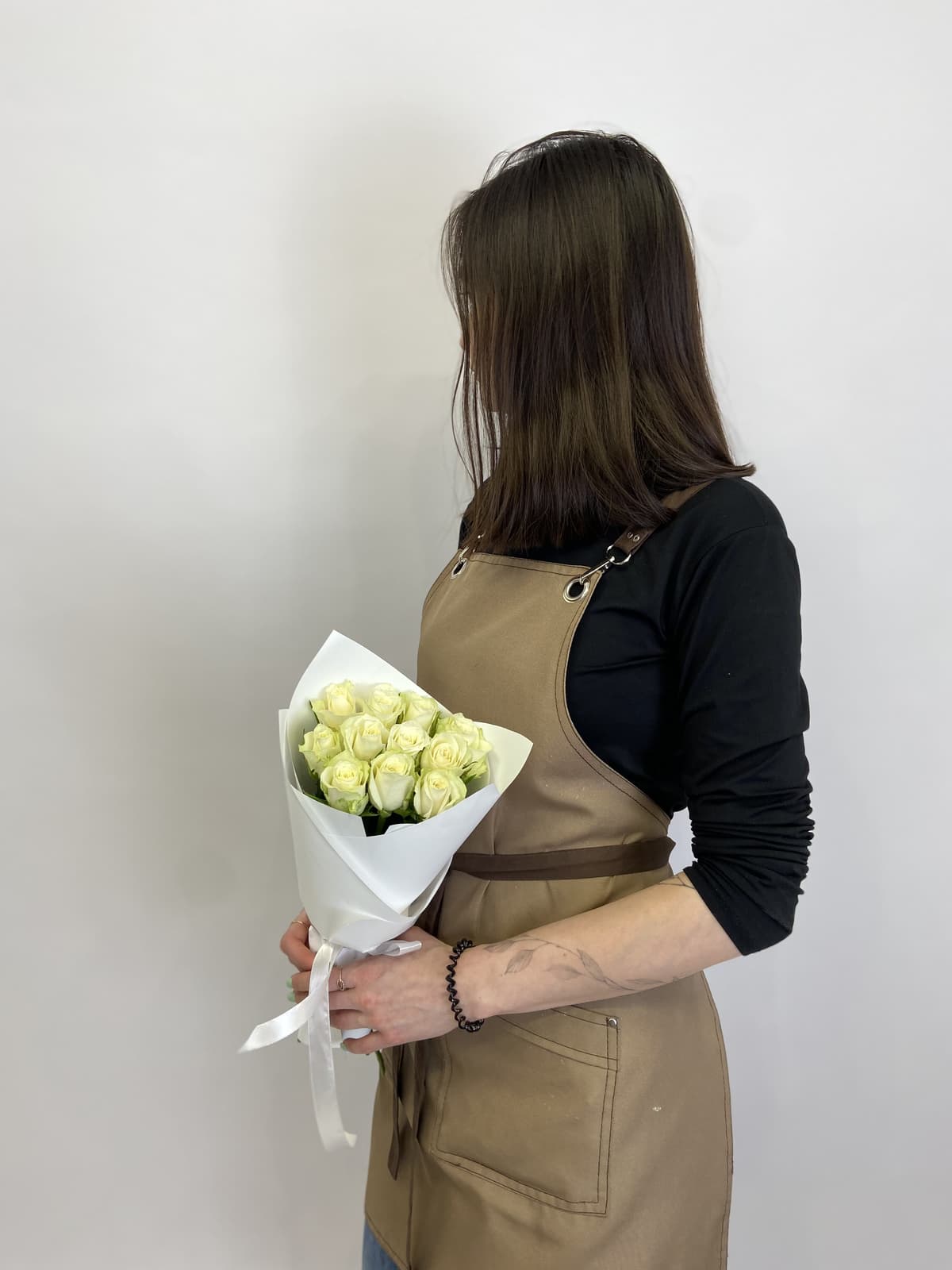 Букет из 11 роз белых Кения 35-40см в матовой бумаге