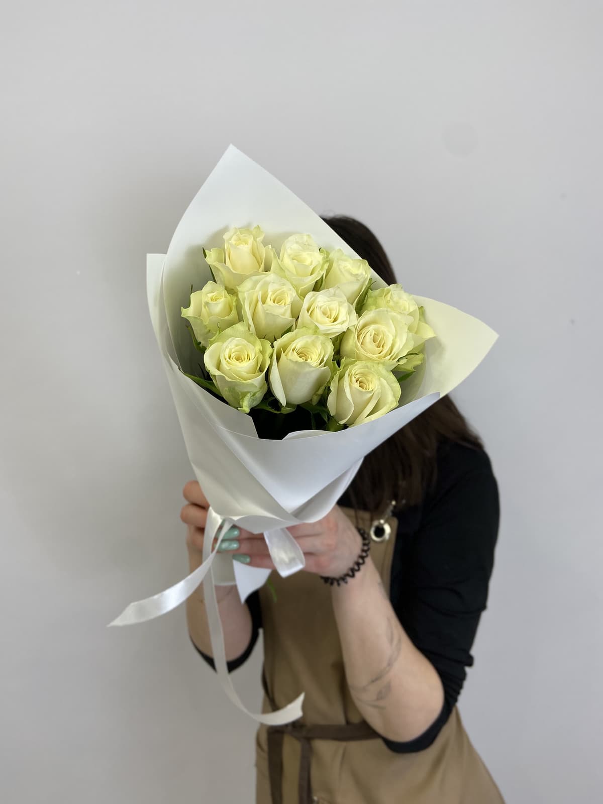 Красивый букет из 11 роз белых Кения 35-40см в матовой бумаге