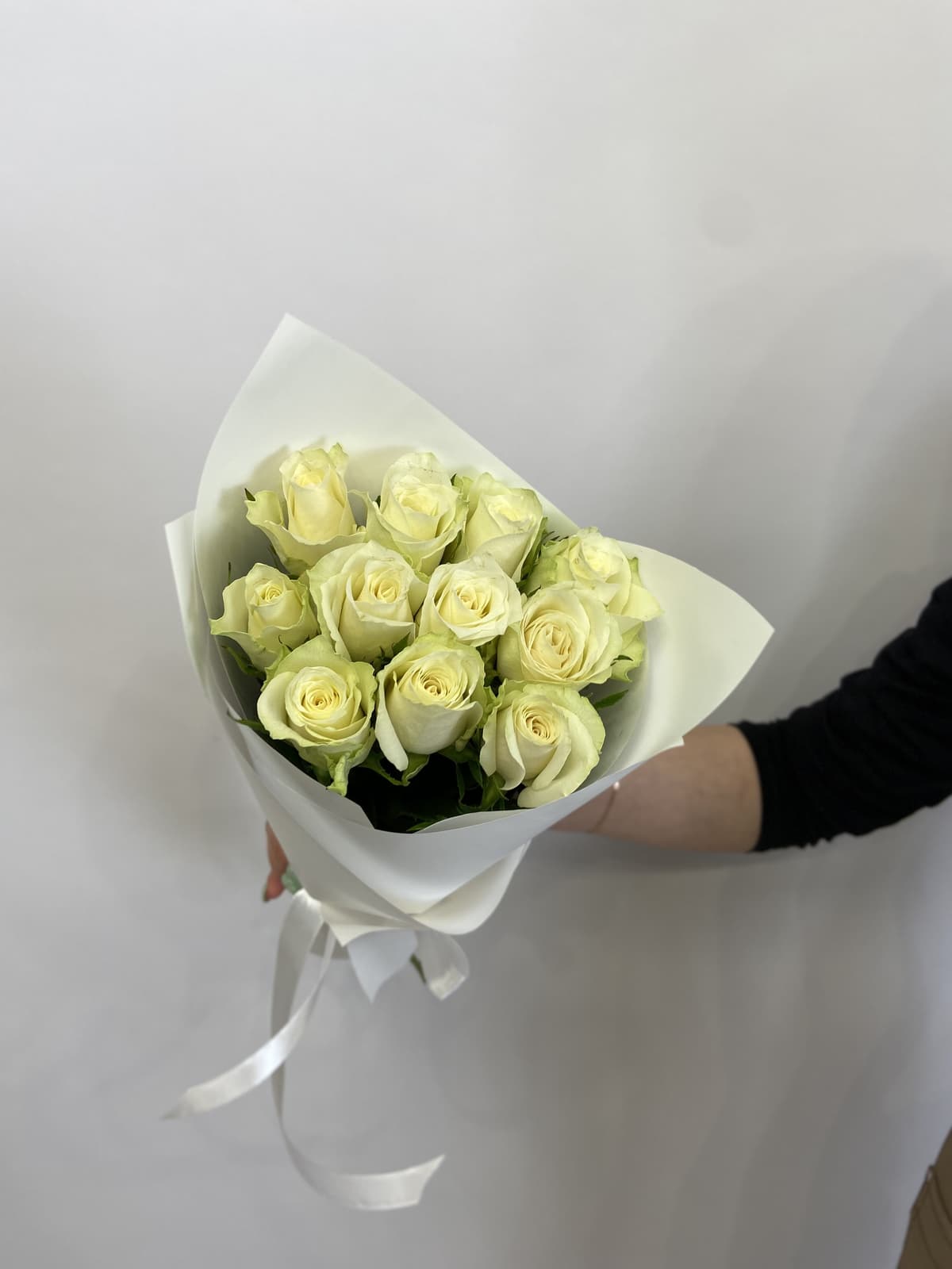 Красивый букет из 11 роз белых Кения 35-40см в матовой бумаге