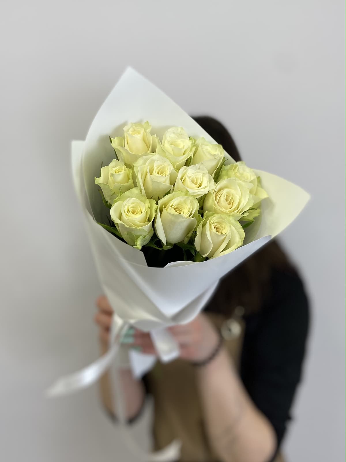 Красивый букет из 11 роз белых Кения 35-40см в матовой бумаге