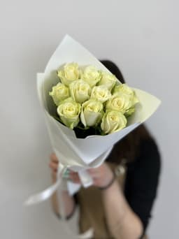 Красивый букет из 11 роз белых Кения 35-40см в матовой бумаге