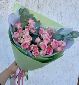 Ароматный букет из 11 розовых кустовых роз с эвкалиптом