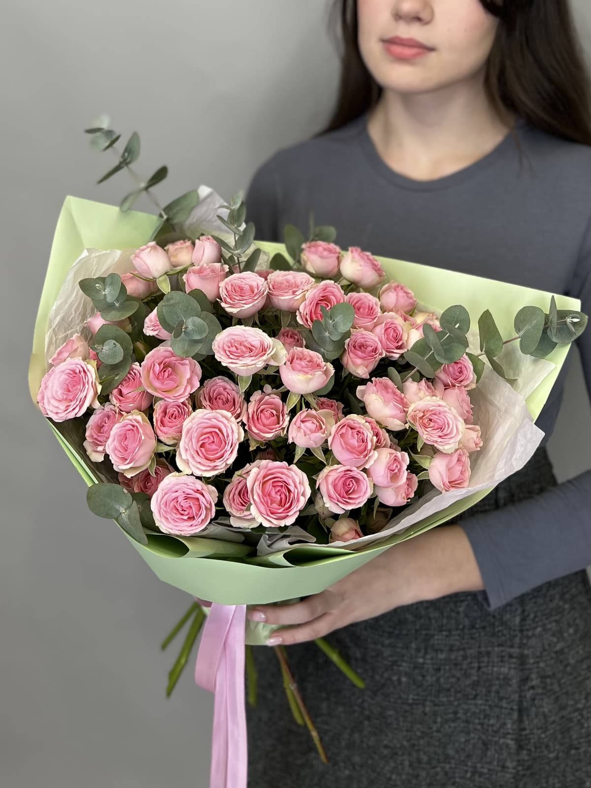 Стильный букет из 11 розовых кустовых роз с эвкалиптом