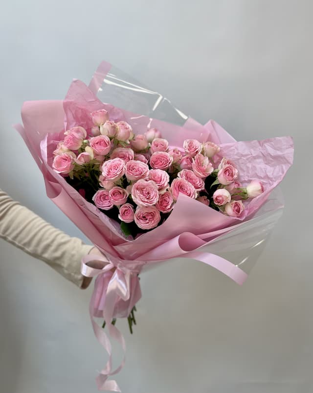 Оригинальный букет из 11 Розовых Кустовых Роз в Матовой бумаге Оригинальный букет из 11 Розовых Кустовых Роз в Матовой бумаге
