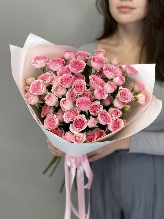 Дизайнерский букет из 11 розовых кустовых роз. Дизайнерский букет из 11 розовых кустовых роз.