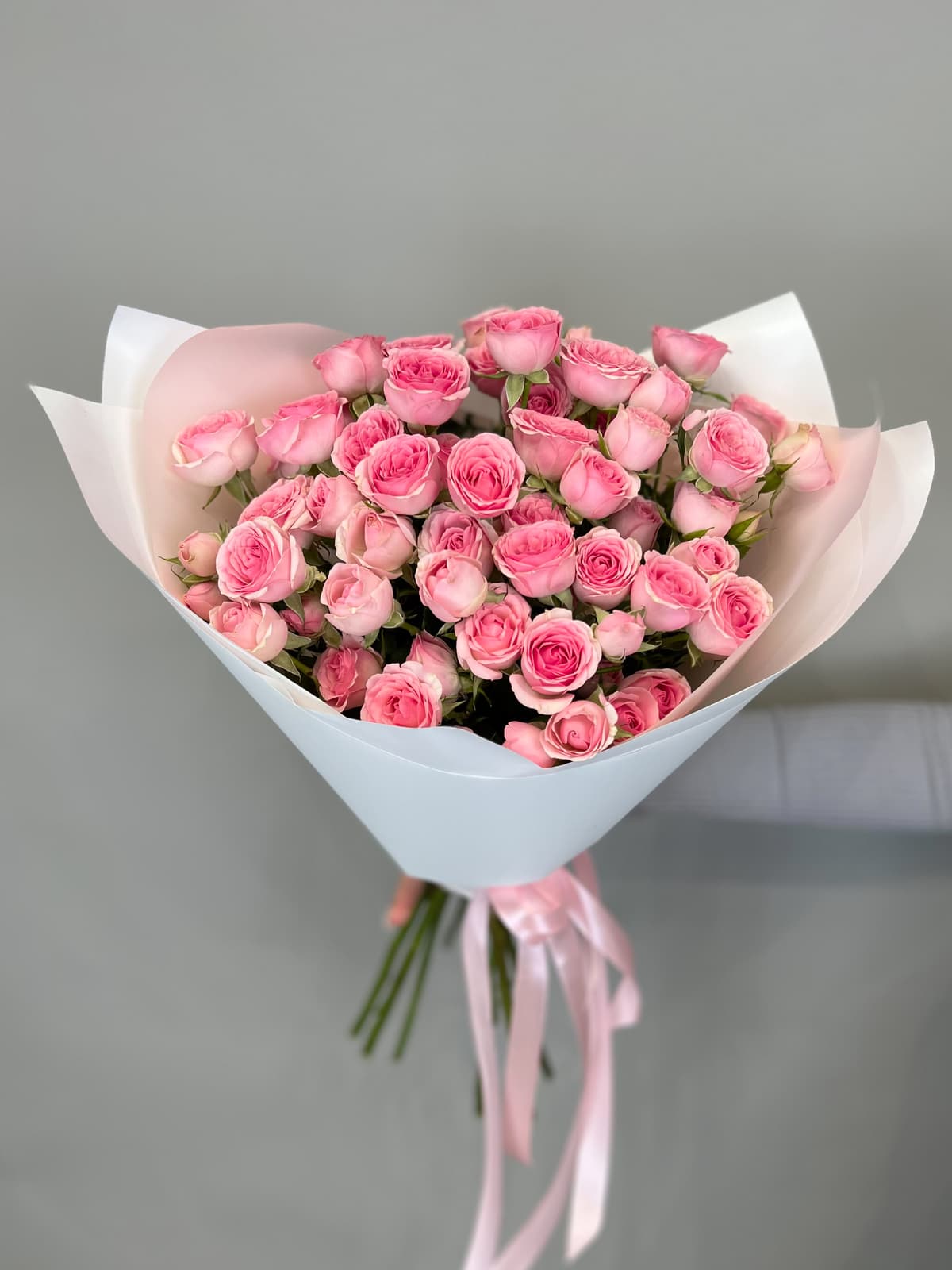 Дизайнерский букет из 11 розовых кустовых роз.