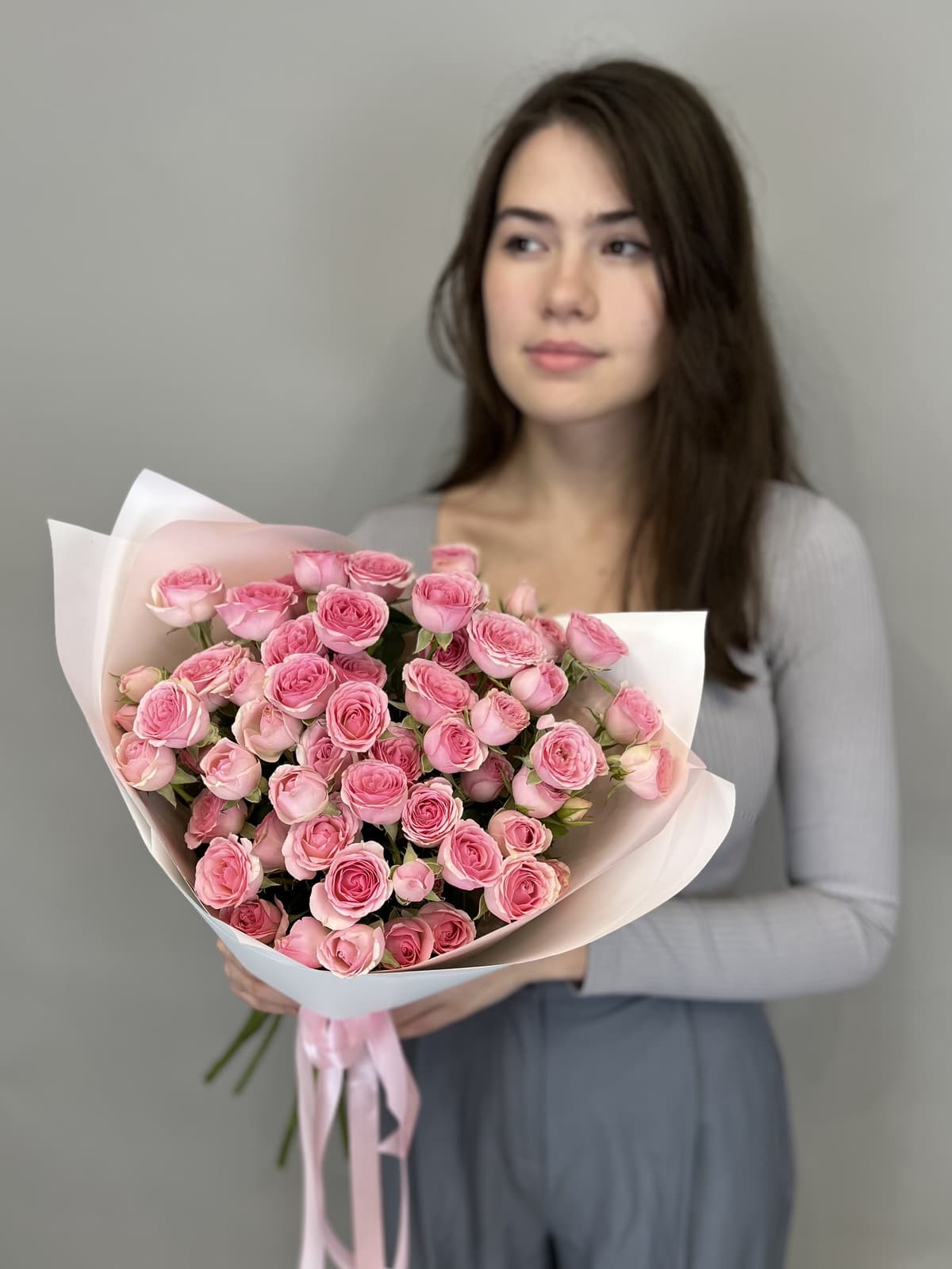 Дизайнерский букет из 11 розовых кустовых роз.