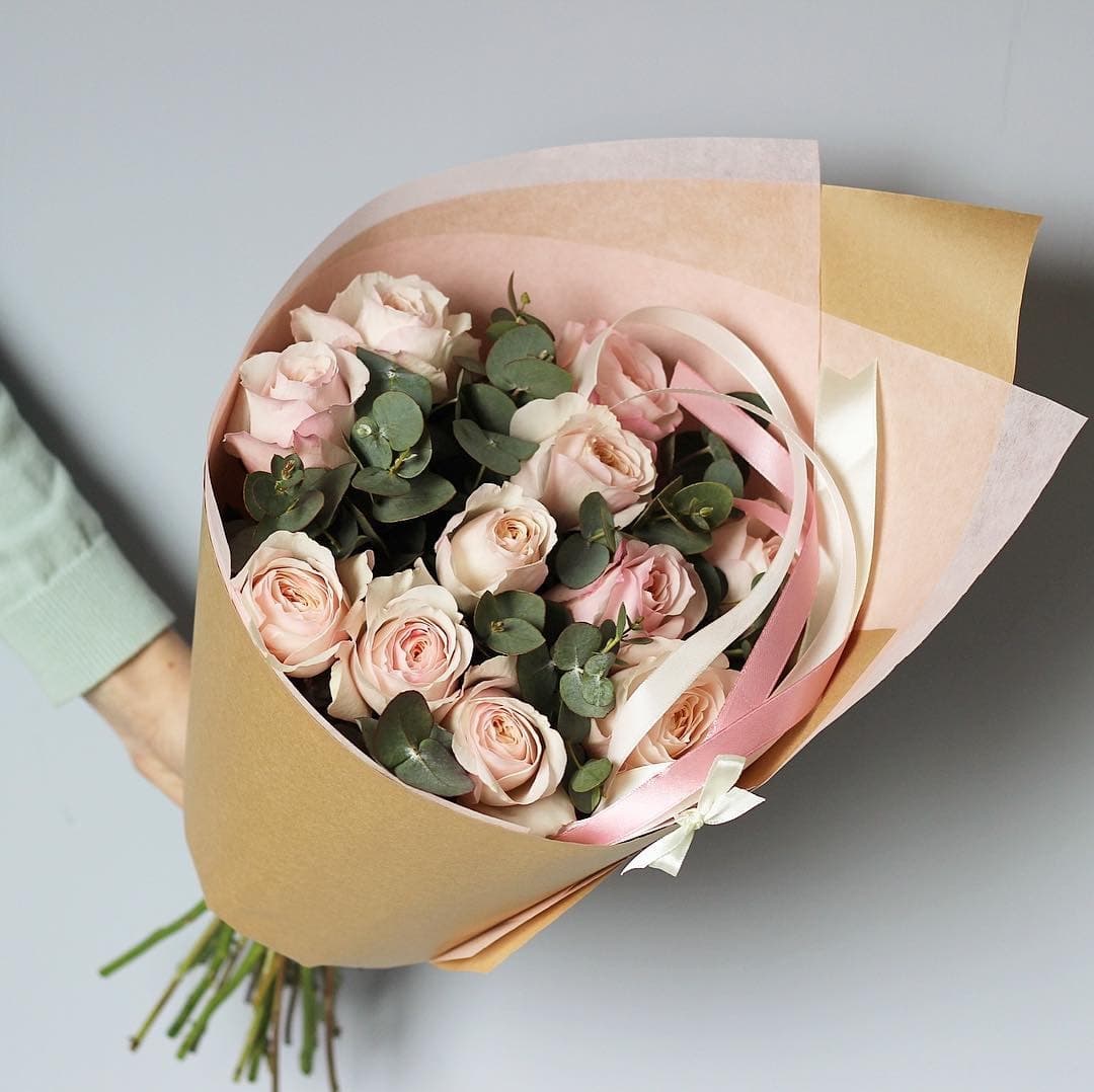 Праздничный букет из 11 розовых роз Эквадор в фирменном оформлении 70 см