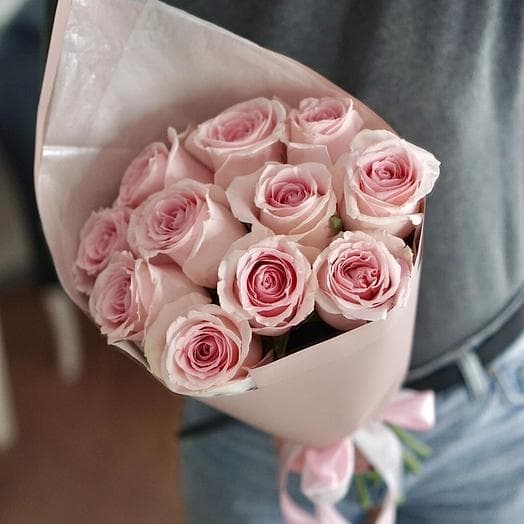 Букет из 11 розовых роз Эквадор в матовой бумаге 60 см Букет из 11 розовых роз Эквадор в матовой бумаге 60 см