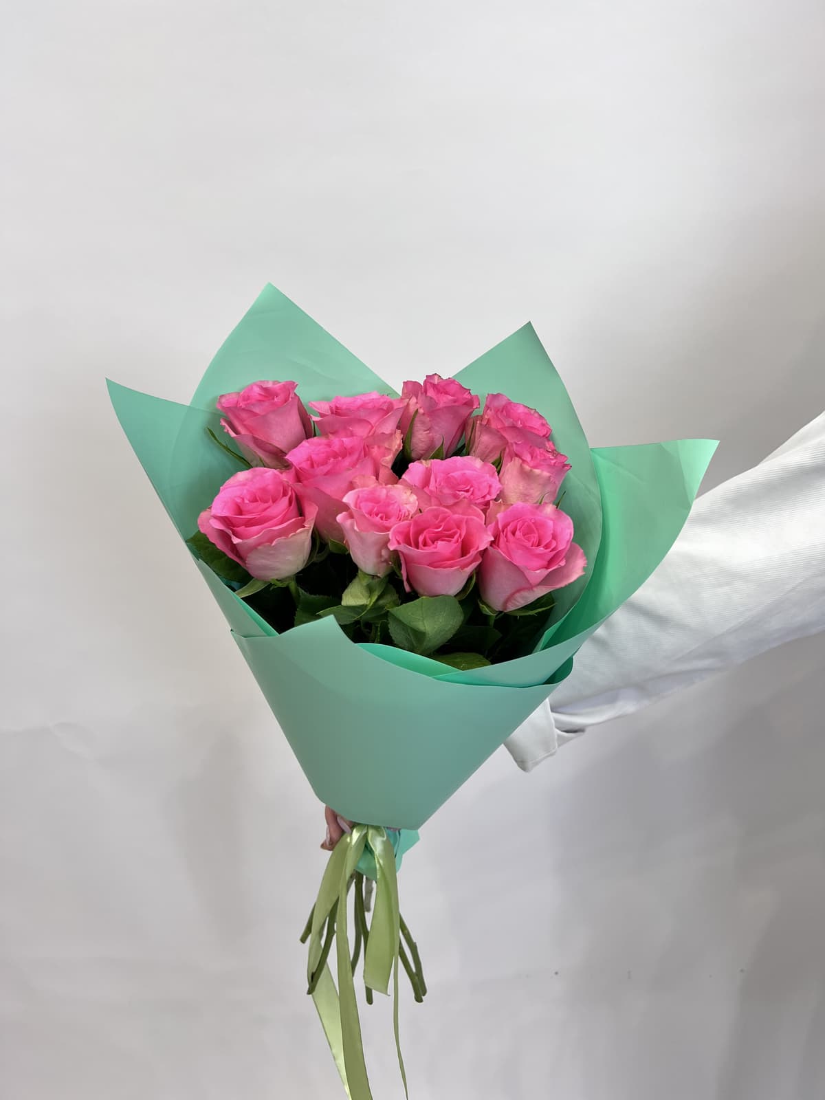 Красивый букет из 11 розовых роз стандарт 50 см в оформлении