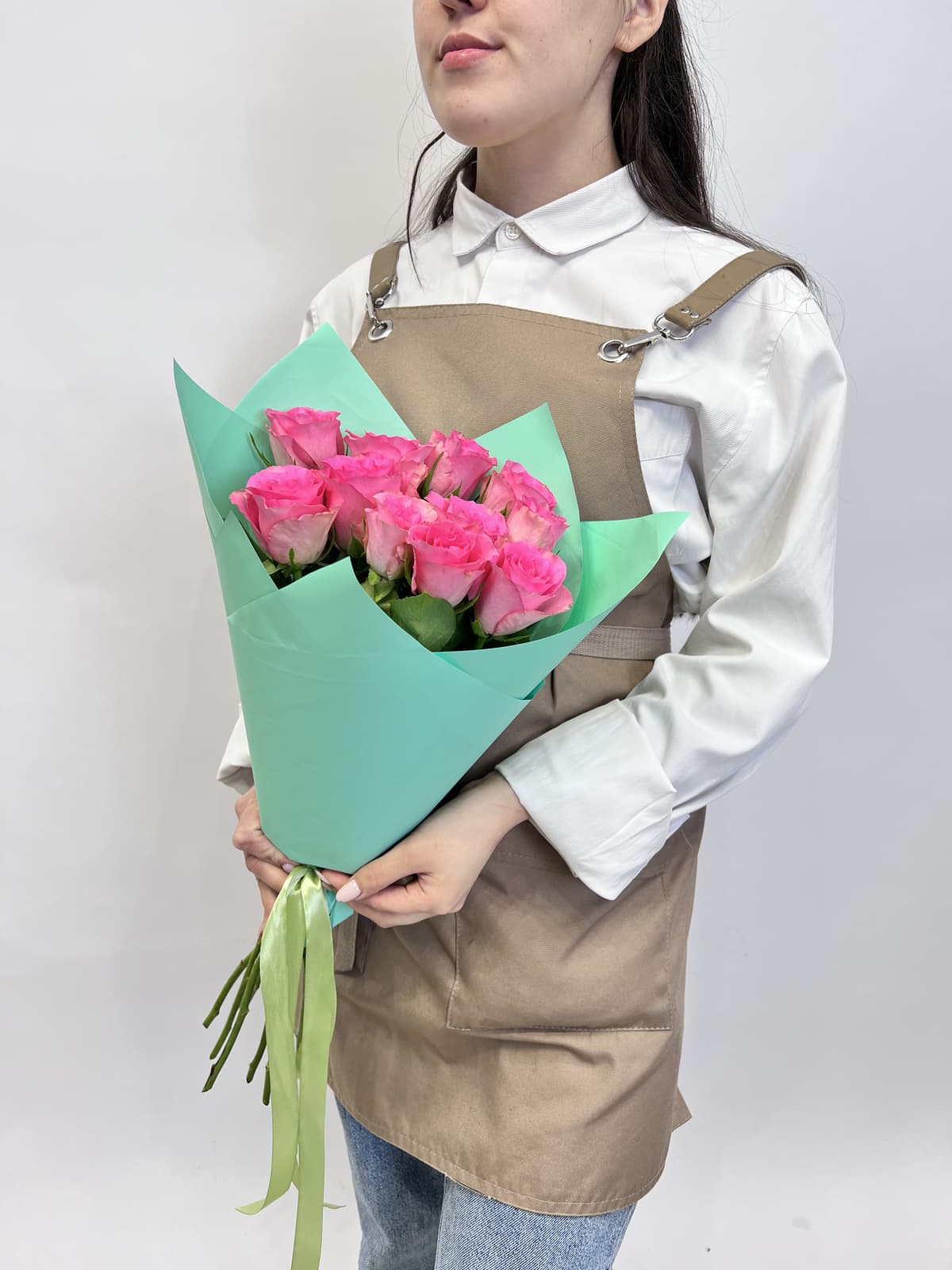 Красивый букет из 11 розовых роз стандарт 50 см в оформлении