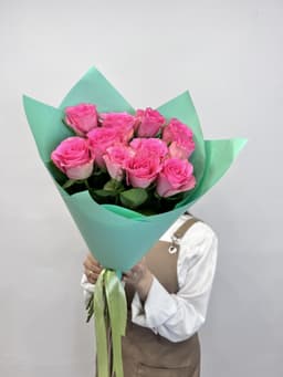Красивый букет из 11 розовых роз стандарт 50 см в оформлении