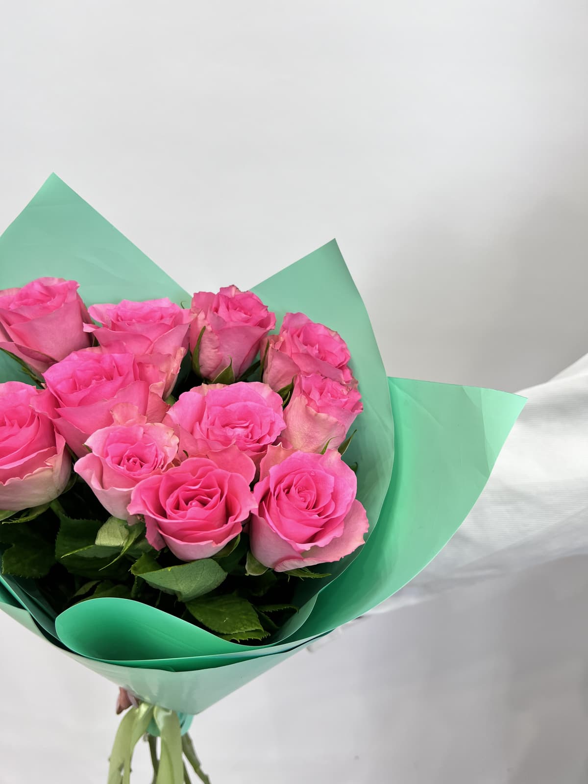 Красивый букет из 11 розовых роз стандарт 50 см в оформлении