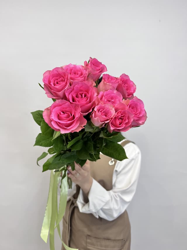 Дизайнерский букет из 11 розовых роз стандарт 50 см Дизайнерский букет из 11 розовых роз стандарт 50 см