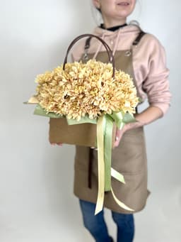 Букет из 11 цветных хризантем в сумке