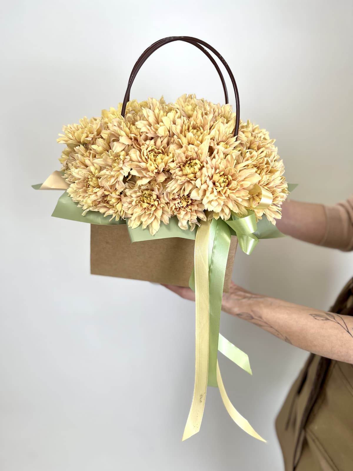 Букет из 11 цветных хризантем в сумке