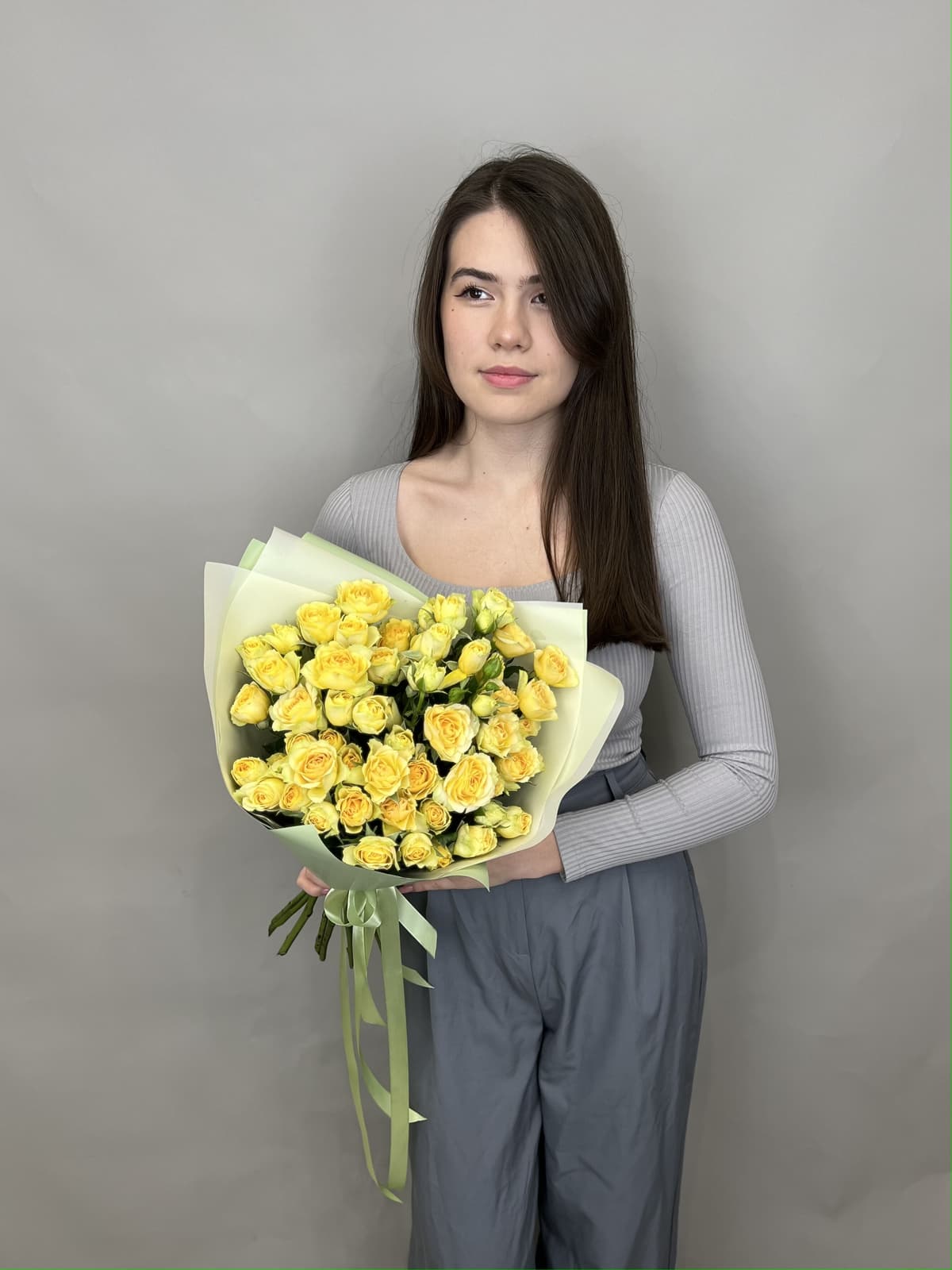 Оригинальный букет из 11 желтых кустовых роз