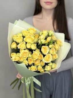 Оригинальный букет из 11 желтых кустовых роз