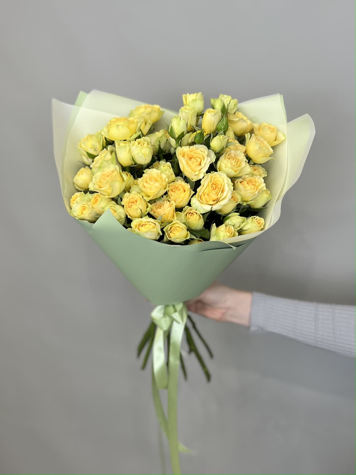 Оригинальный букет из 11 желтых кустовых роз