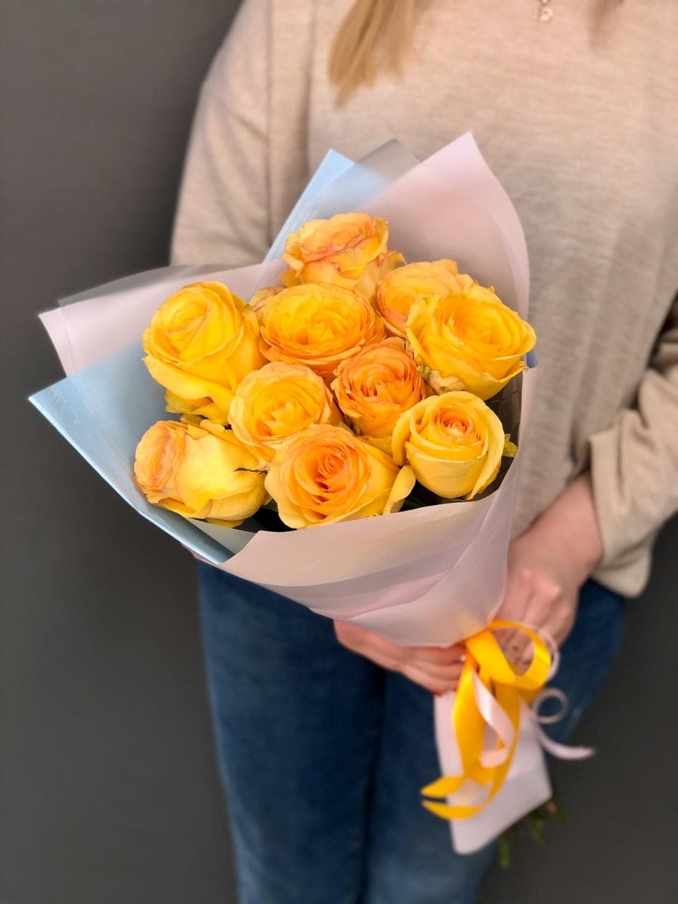 Букет из 11 жёлтых роз Эквадор в фирменном оформлении 50 см