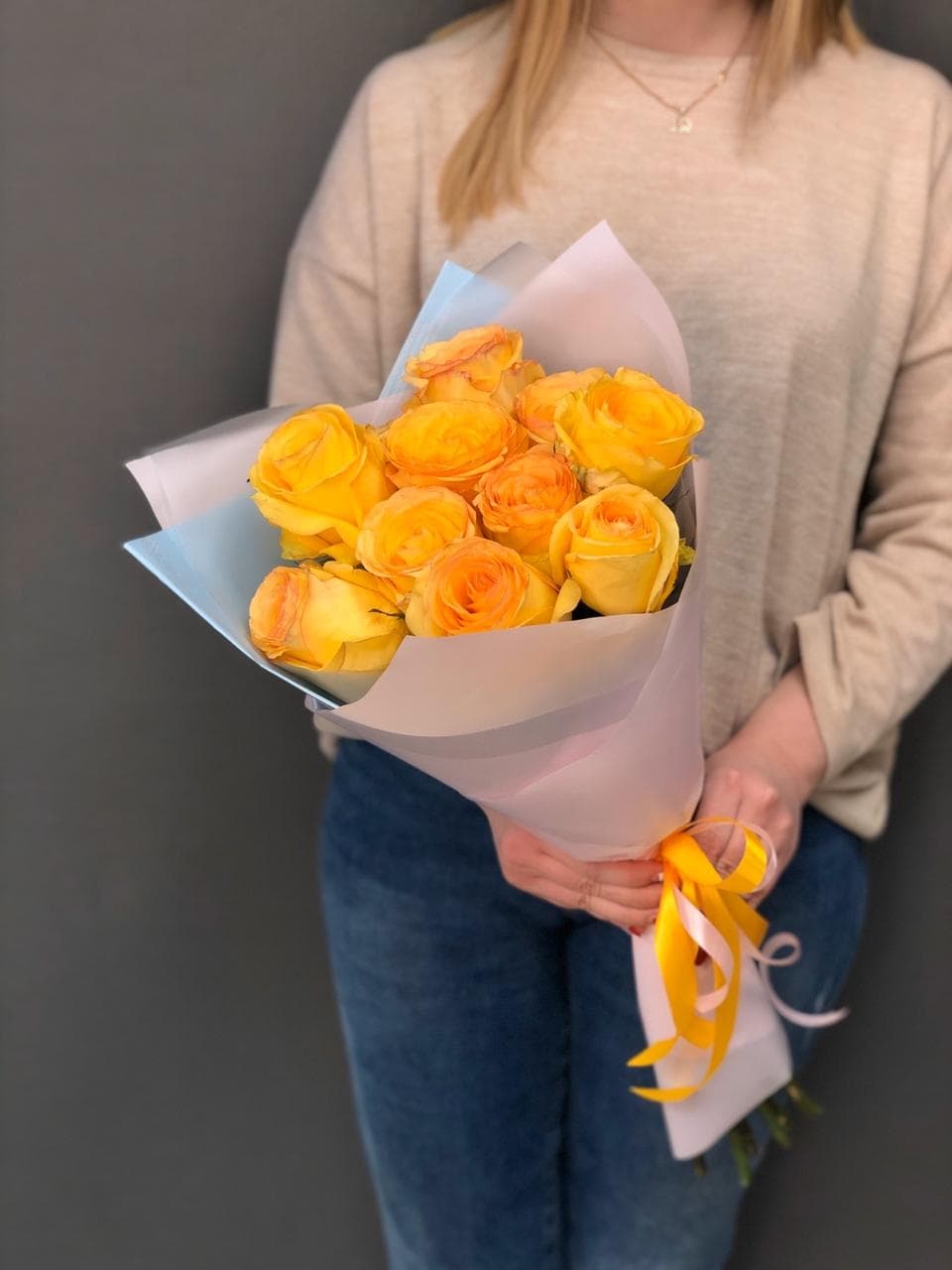 Красивый букет из 11 жёлтых роз Эквадор в фирменном оформлении 70 см