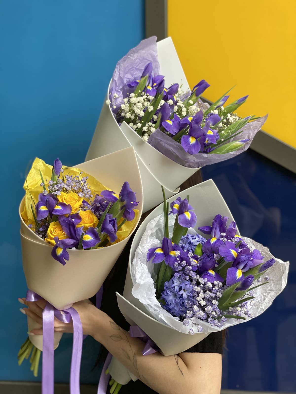 Букет из 13 Ирисов с Гипсофилой