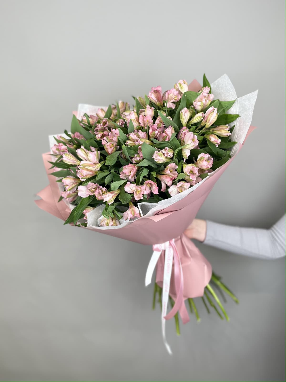 Нежный букет из 15 альстромерий "Elegance"