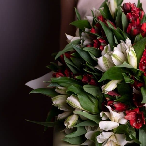 Нежный букет из 15 Альстромерий микс в матовой бумаге