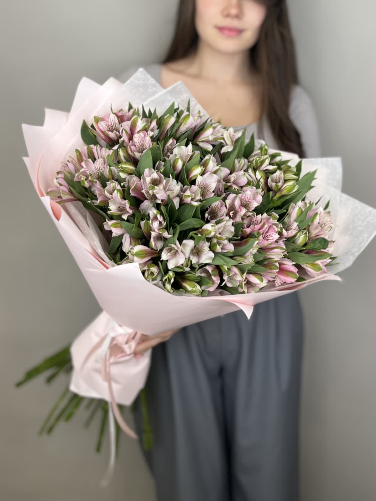 Оригинальный букет из 15 альстромерий "Primadonna"